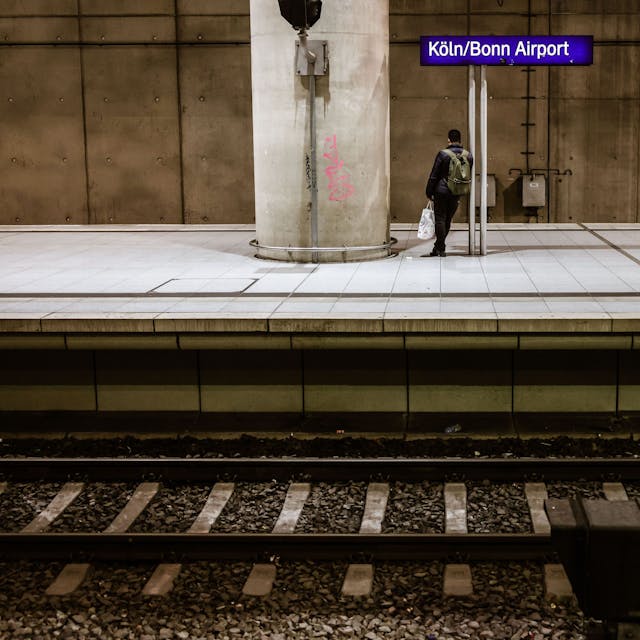 Ein Mann steht am Kölner Flughafenbahnhof auf dem Bahnsteig. Die Gewerkschaft Deutscher Lokomotivführer (GDL) verzichtet vorerst auf Streiks bei der Deutschen Bahn – eine Einigung im Tarifstreit gibt es aber noch nicht.