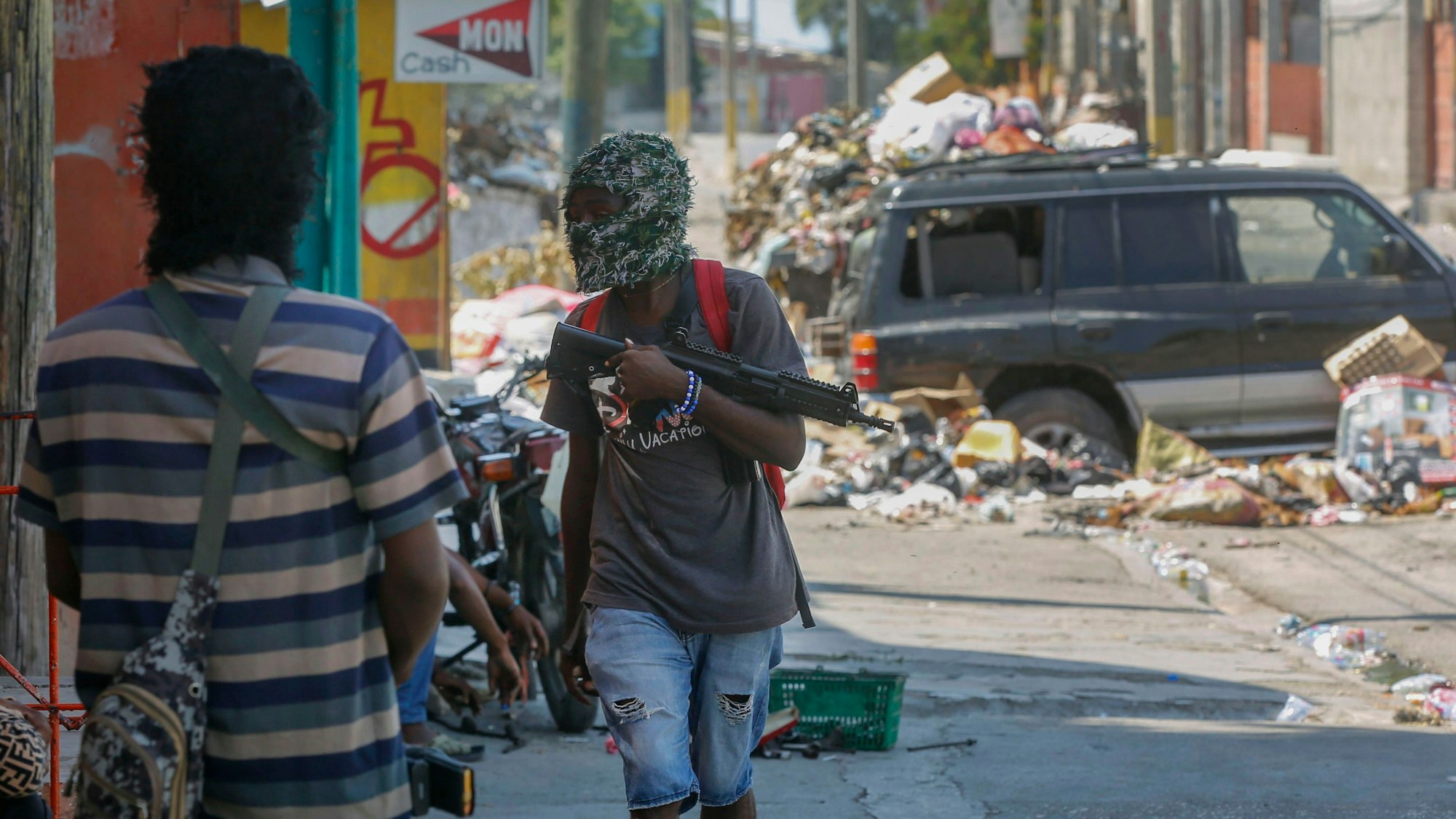 Bewaffnete Mitglieder der Bande G9 and Family stehen an ihrer Straßensperre im Viertel Delmas 6 in Port-au-Prince, Haiti.