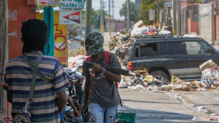 Bewaffnete Mitglieder der Bande G9 and Family stehen an ihrer Straßensperre im Viertel Delmas 6 in Port-au-Prince, Haiti.