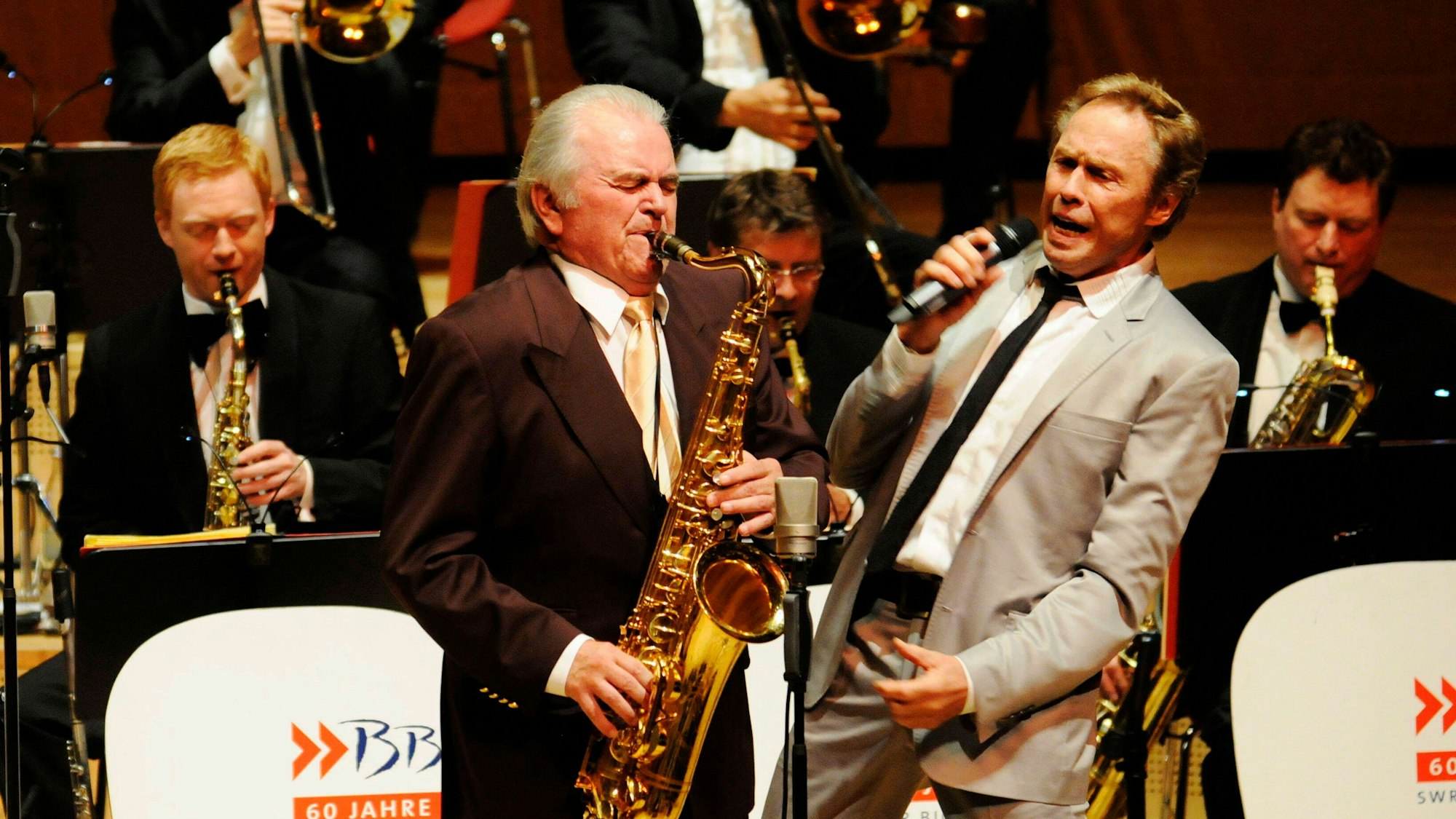 Der deutsche Jazz-Saxophonist und Bandleader Max Greger mit dem Sänger Peter Kraus und der SWR Big Band.
