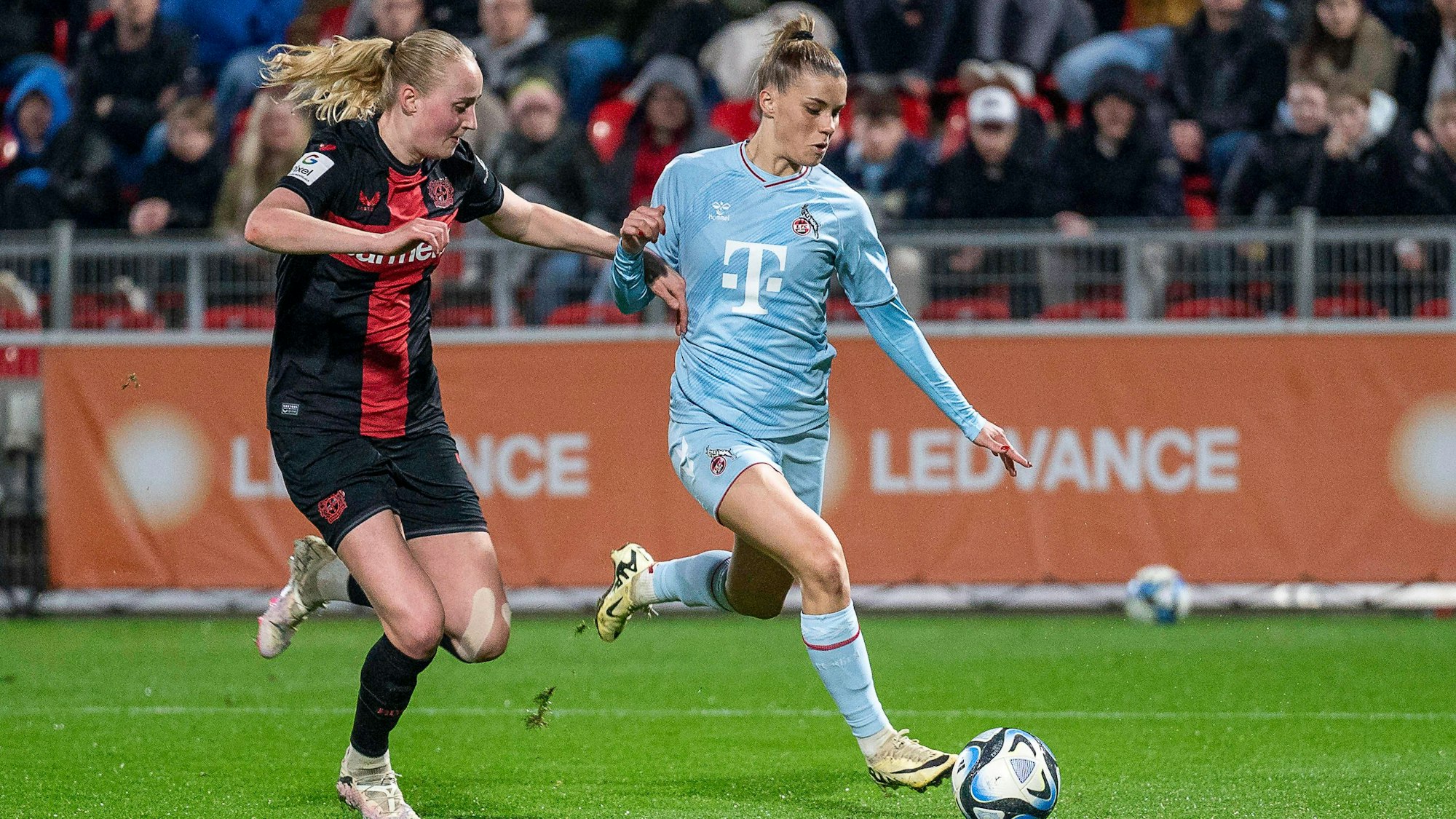 Zweikampf zwischen Emilie Bragstad Bayer 04 Leverkusen, 14 und Selina Cerci 1. FC Koeln, 29, rechts.