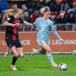 Zweikampf zwischen Emilie Bragstad Bayer 04 Leverkusen, 14 und Selina Cerci 1. FC Koeln, 29, rechts.