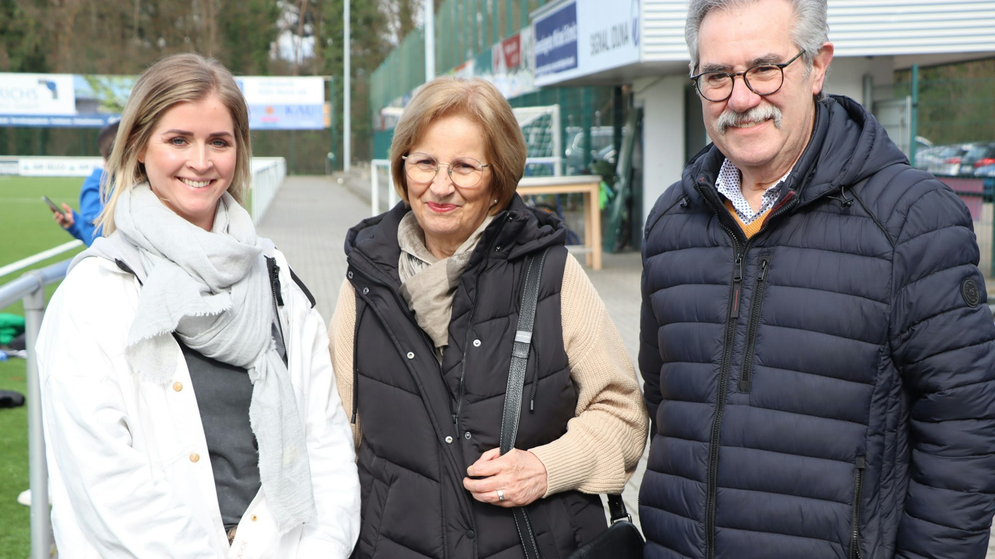 Die Großeltern des kleinen Leonhard, Christa und Hans Raith aus Merten zusammen mit der Lebensretterin Julia Schmitz aus Waldorf (r.)