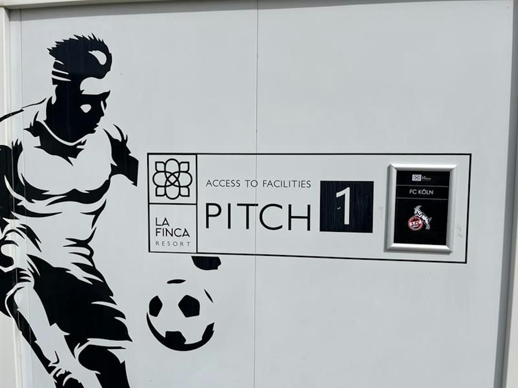 Der Eingang zu Platz 1 des La Finca Resort mit dem Logo des 1. FC Köln.