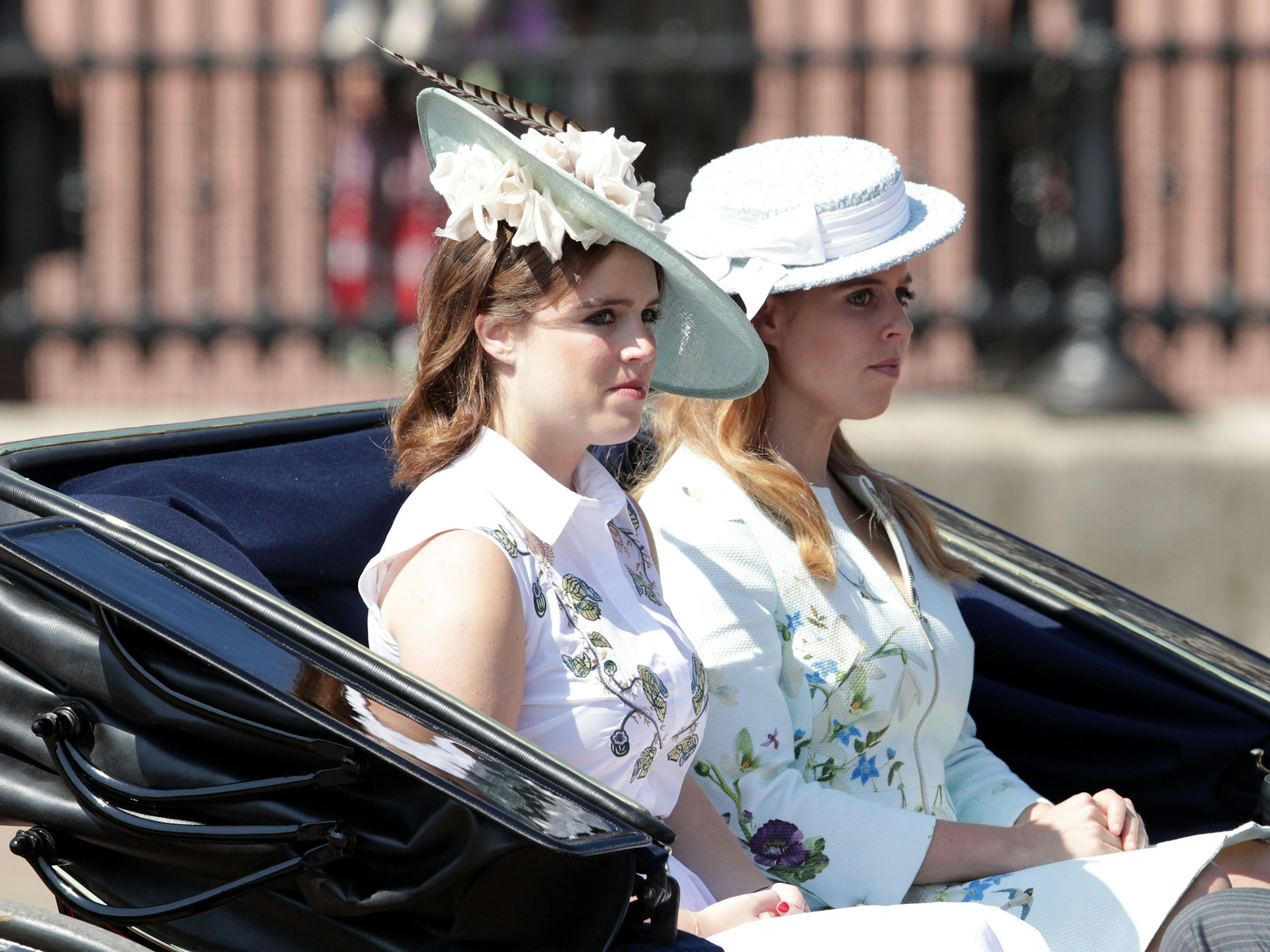 Weniger extravagant, dafür im blumigen Outfit fuhren die britischen Prinzessinen Eugenie (l) und Beatrice am 17. Juni 2017 in London bei der farbenfrohen Parade „Trooping the Colour“ anlässlich des damals 91. Geburtstages von Queen Elizabeth II. (†96) in einer Kutsche.