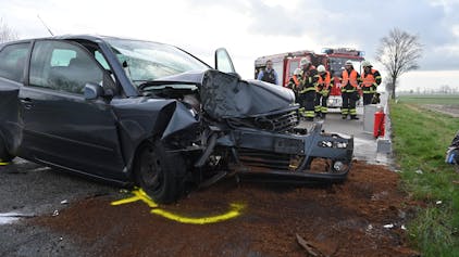 Auf dem Foto ist der schwer beschädigte Wagen der 18-jährigen Fahrerin zu sehen.