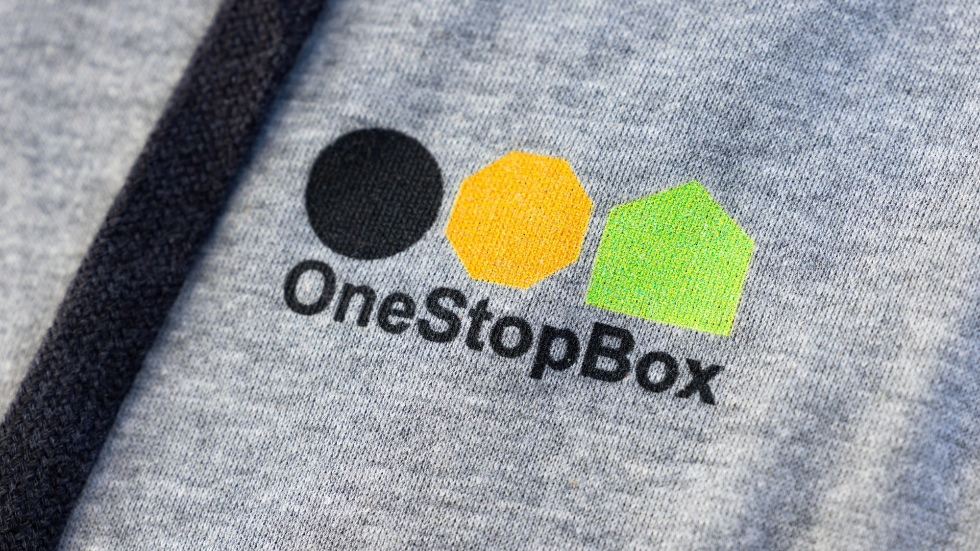 Das Logo von OneStopBox, einer Tochterfirma der Deutschen Post DHL, auf einem Kapuzenpullover.