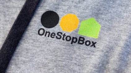 &nbsp;Das Logo von OneStopBox, einer Tochterfirma der Deutschen Post DHL, auf einem Kapuzenpullover.&nbsp;