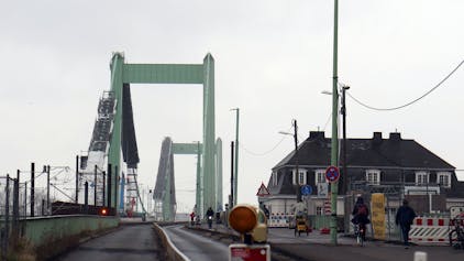 Großbaustelle: Sanierungsarbeiten auf der Mülheimer Brücke. Für sieben Monate wird die Mülheimer Brücke für den Bahnverkehr gesperrt.