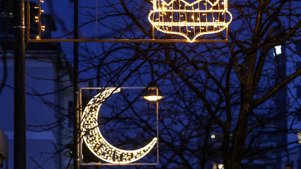 Ein Leuchtelement der Ramadan-Beleuchtung auf der Venloer Straße in Köln-Ehrenfeld.



