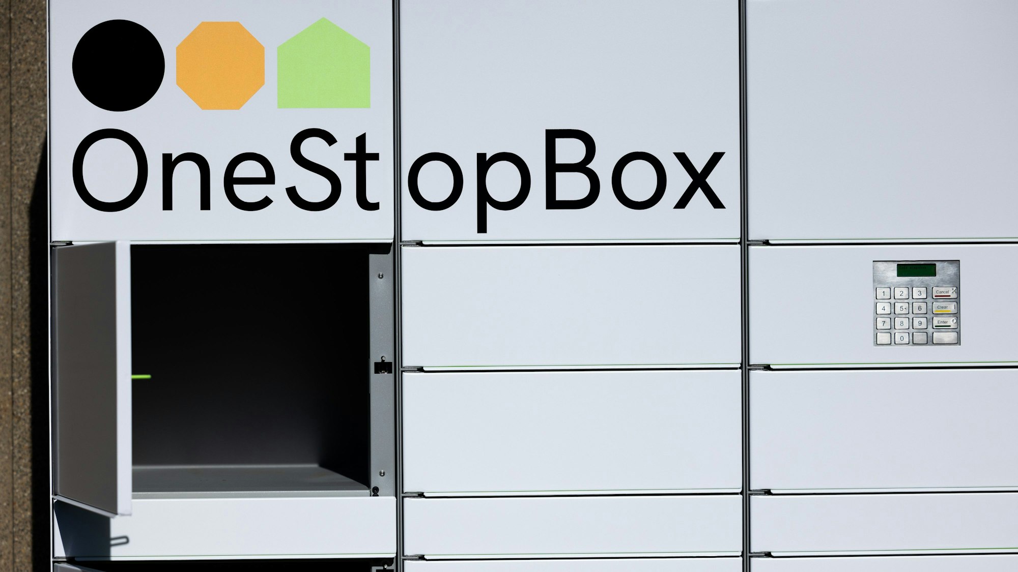 Eine Paketstation ohne Label von OneStopBox, einer Tochterfirma der Deutschen Post DHL, steht unweit der Konzernzentrale.