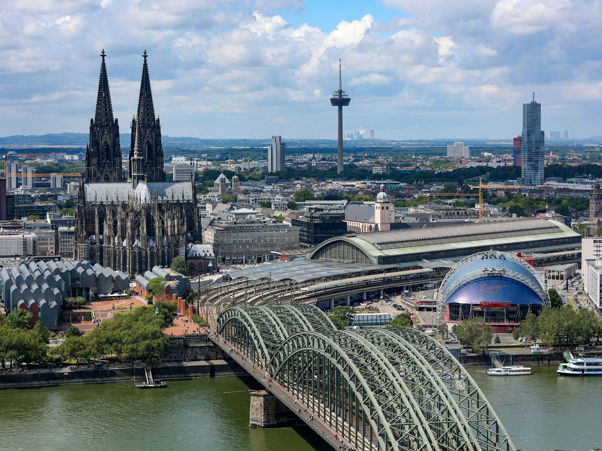 Blick auf das Kölner Stadtpanorama mit dem Kölner Dom