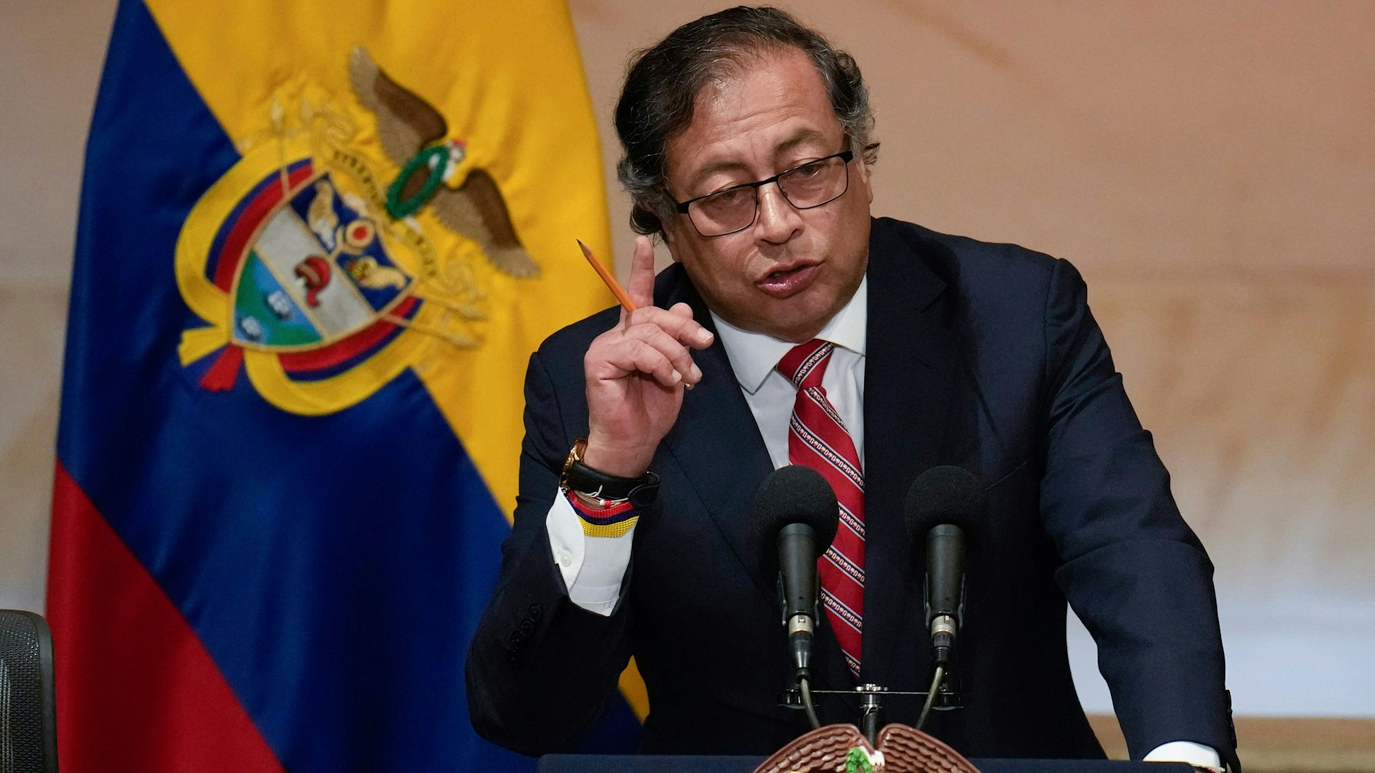 Das Bild zeigt Gustavo Petro, Präsident von Kolumbien, während seiner Rede bei der Eröffnung einer Kongresssitzung.