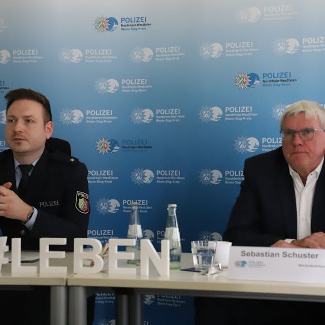 Landrat Sebastian Schuster und Polizeirat Manuel Heinze, Leiter der Direktion Verkehr, stellten die Polizeiliche Verkehrsunfallstatistik 2023 vor.