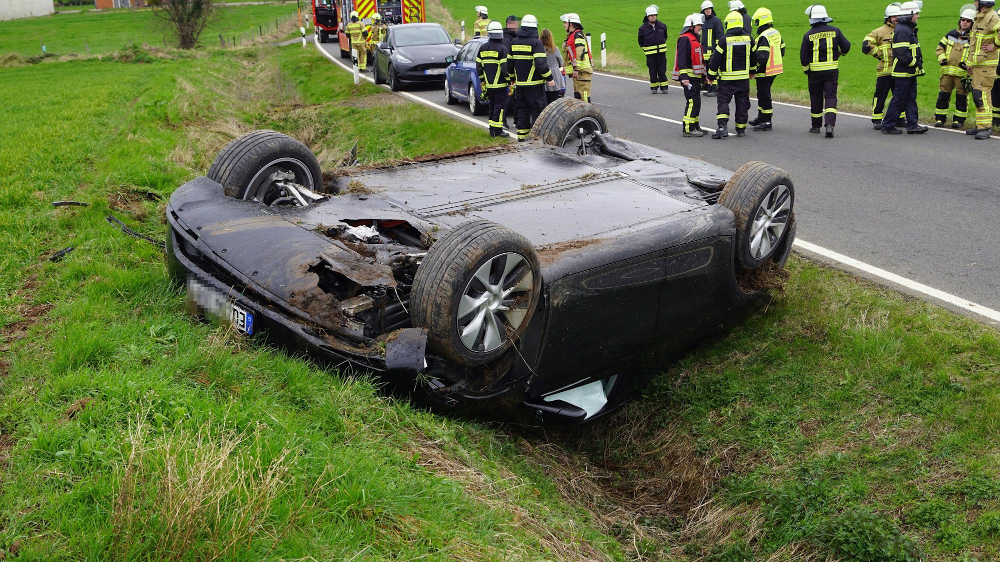 Ein Autofahrer aus Kall hat sich mit seinem Wagen bei Bürvenich überschlagen.