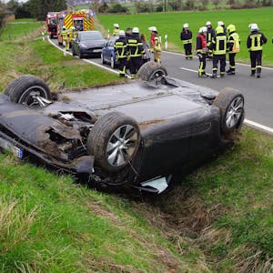 Ein Autofahrer aus Kall hat sich mit seinem Wagen bei Bürvenich überschlagen.