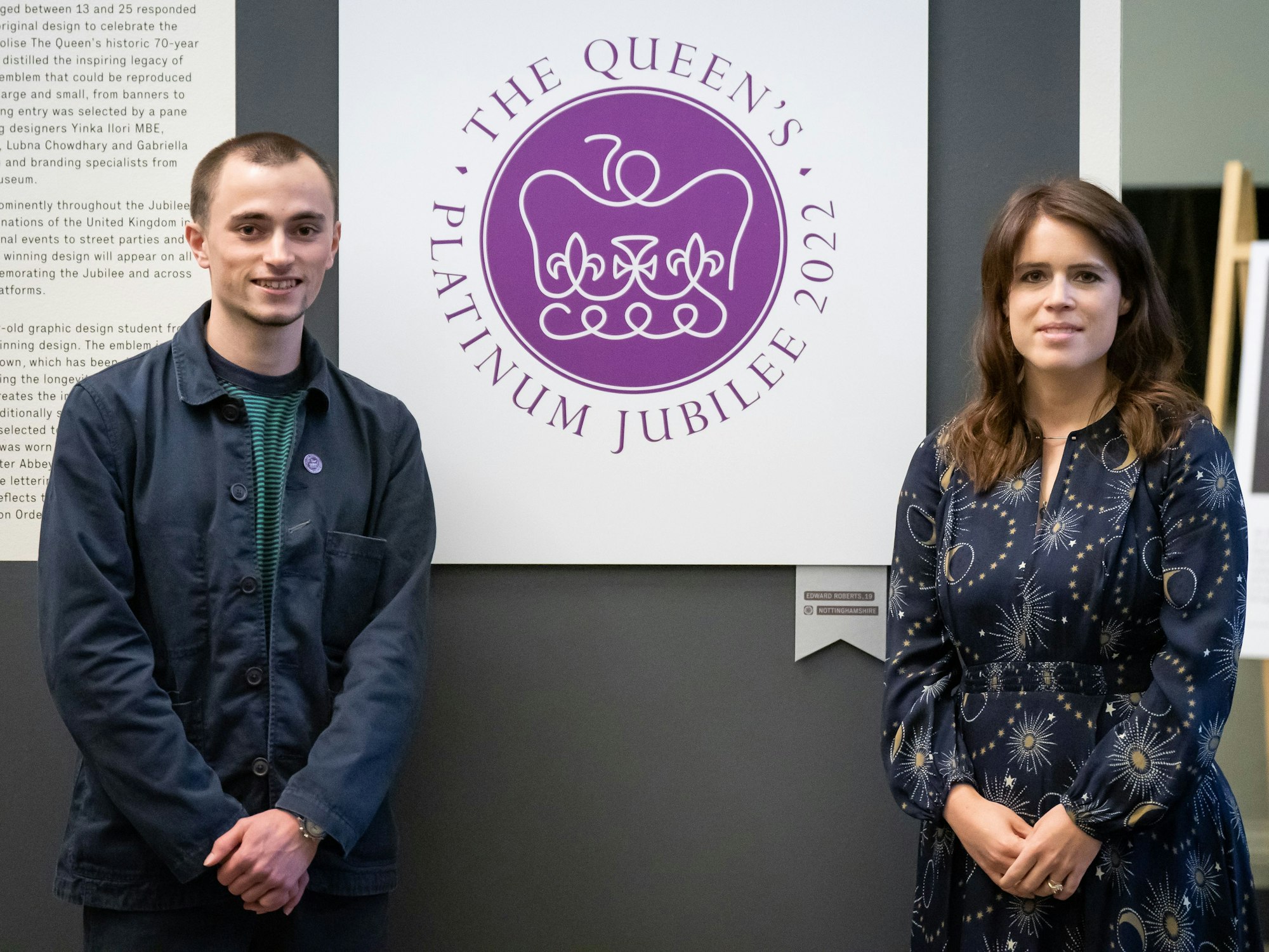 Prinzessin Eugenie (r) unterstützt sie wohltätige Projekte. Hier ist sie am 1. Juni 2022 während eines Besuchs der Ausstellung des Jubiläumsemblems der Königin im V&A Museum an der Seite von Edward Roberts zu sehen, dem Gewinner des Emblem-Wettbewerbs. Die Prinzessin mag Mode mit großen Mustern.