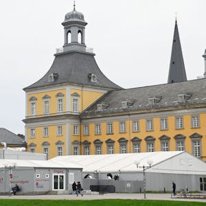Das Kurfürstliche Schloss neben dem Hofgarten ist das Hauptgebäude der Uni. Es gehört zum Campus Innenstadt der Rheinischen Friedrich-Wilhelms-Universität Bonn.
