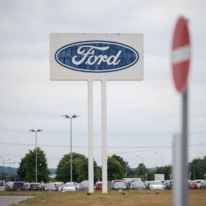 Logo von Ford, das auf dem Parkplatz des Werks Saarlouis. Für Mitarbeitende des Autobauern und von Zulieferern wurden Abfindungen vereinbart.&nbsp;&nbsp;