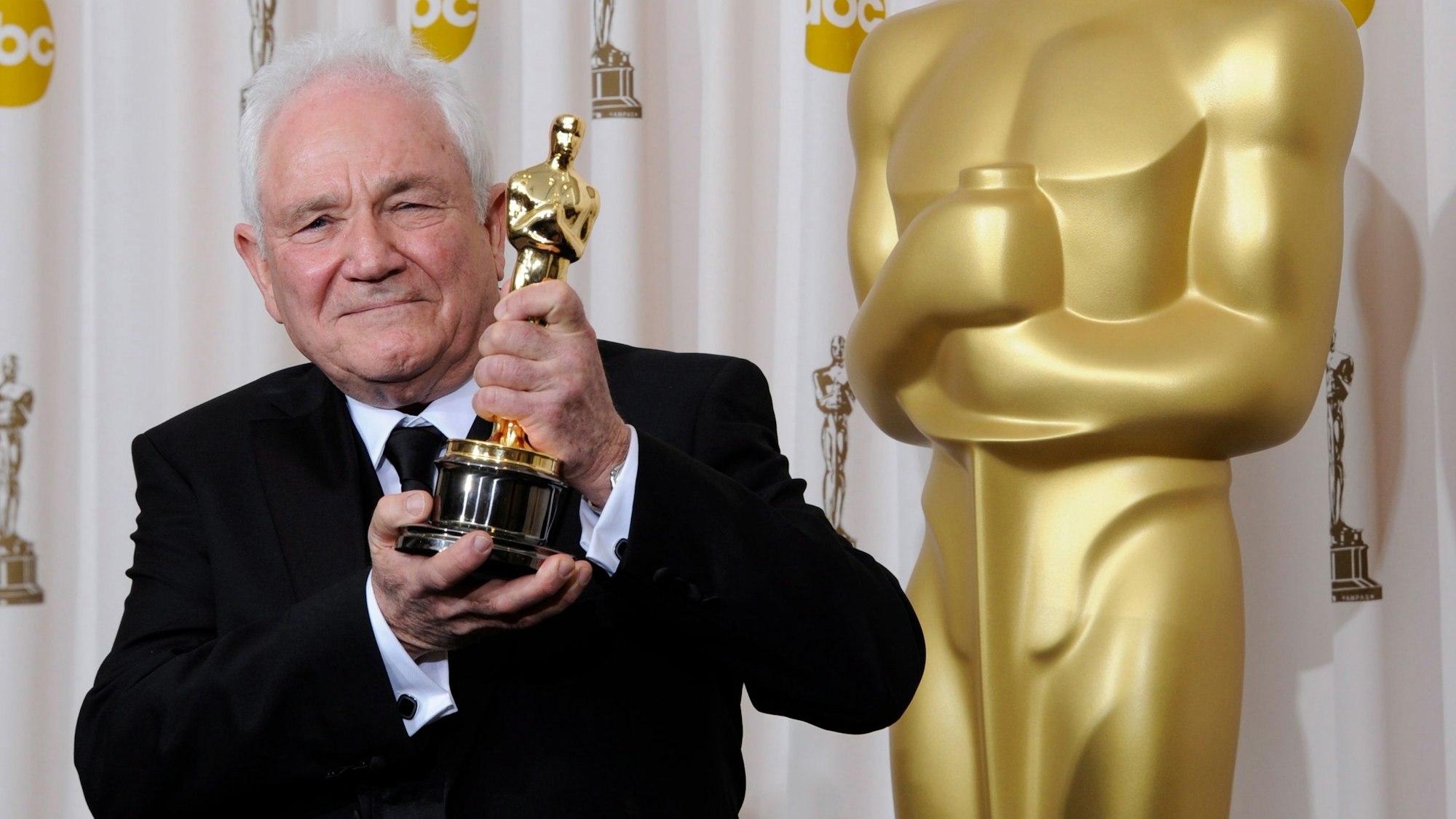 Drehbuchautor David Seidler 2011 mit seinem Oscar für das beste Originaldrehbuch für „The King's Speech“.