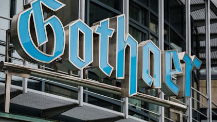 Das Logo der Gothaer hängt über dem Sitz der Versicherung in Köln.&nbsp;