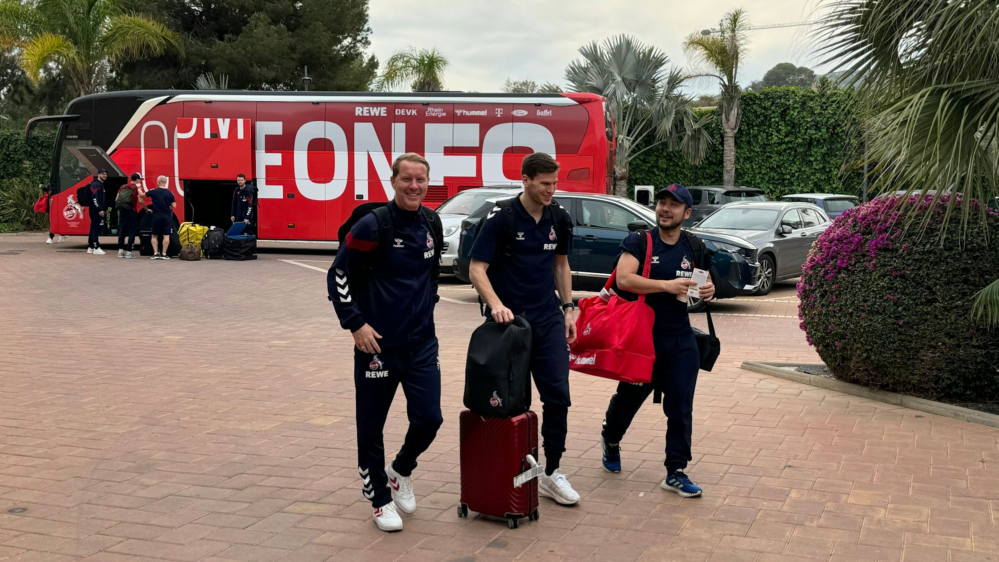 Ein gut gelaunter FC-Trainer Timo Schultz (v.l.) und die Spielanalysten Denis Huckestein und Seigo Hirakawa sind am La Finca Resort in Algorfa eingetroffen.
