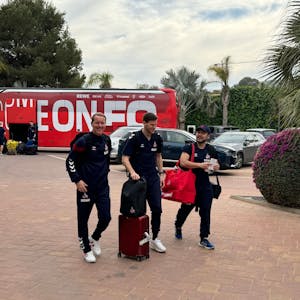 Ein gut gelaunter FC-Trainer Timo Schultz (v.l.) und die Spielanalysten Denis Huckestein und Seigo Hirakawa sind am La Finca Resort in Algorfa eingetroffen.