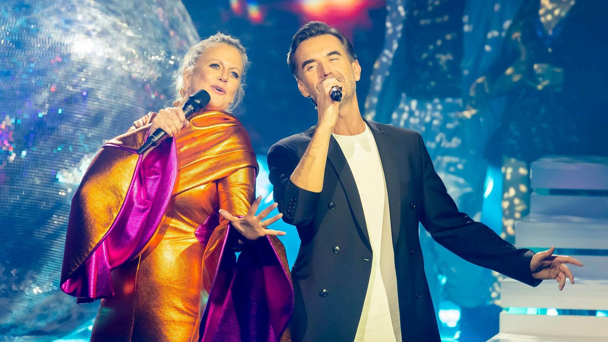 Barbara Schöneberger, Moderatorin, tritt mit Florian Silbereisen, Sänger, beim Eurovision Song Contest - Das deutsche Finale 2024 auf.