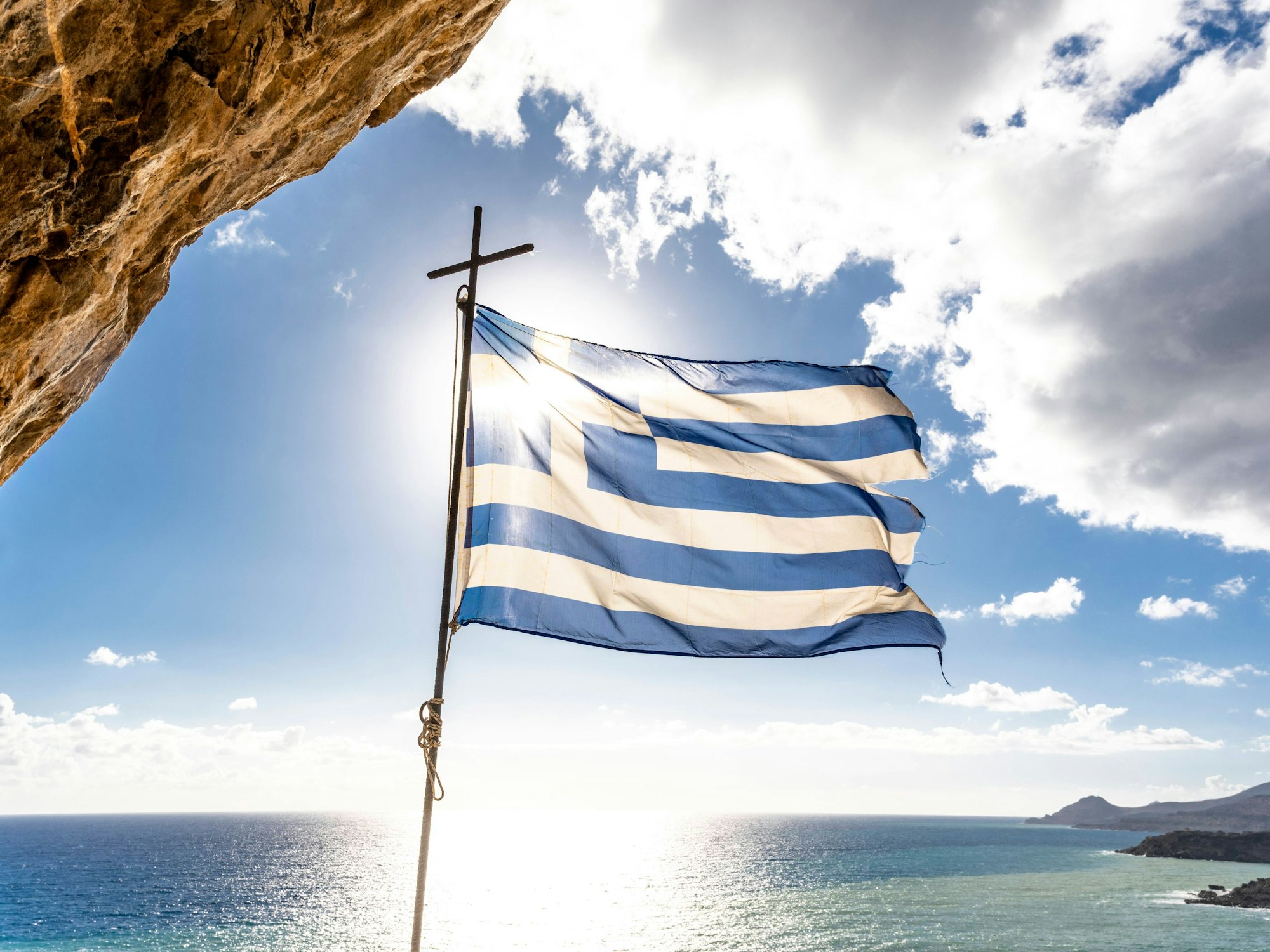 Griechische Flagge weht in der Sonne.