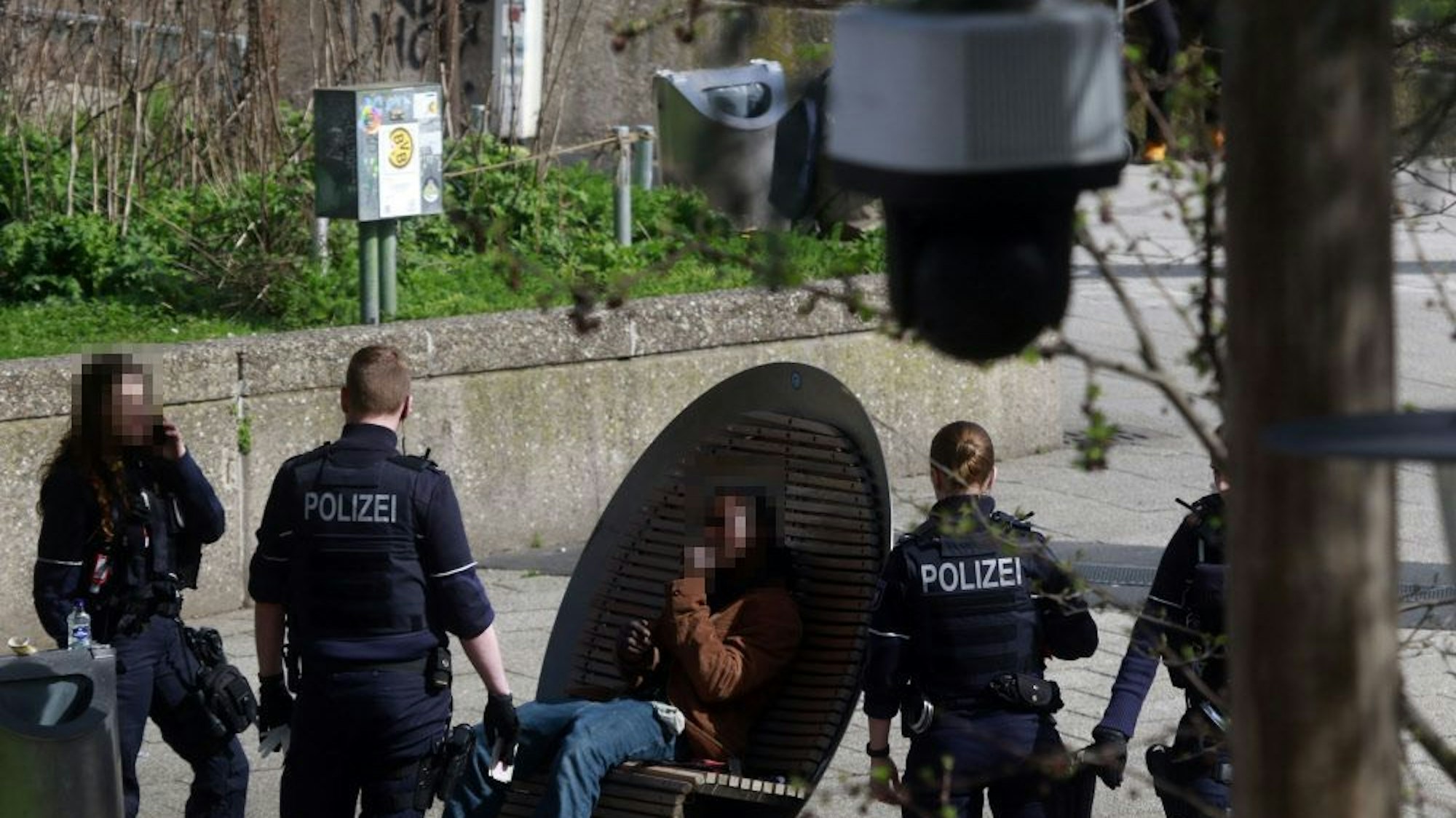 Eine Personenkontrolle am 19. März 2024 am Ebertplatz. Festgehalten von der Überwachungskamera der Polizei.
