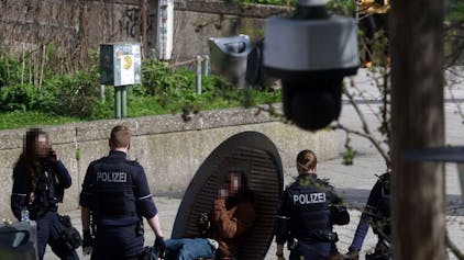 Eine Personenkontrolle am 19. März 2024 am Ebertplatz. Festgehalten von der Überwachungskamera der Polizei.
