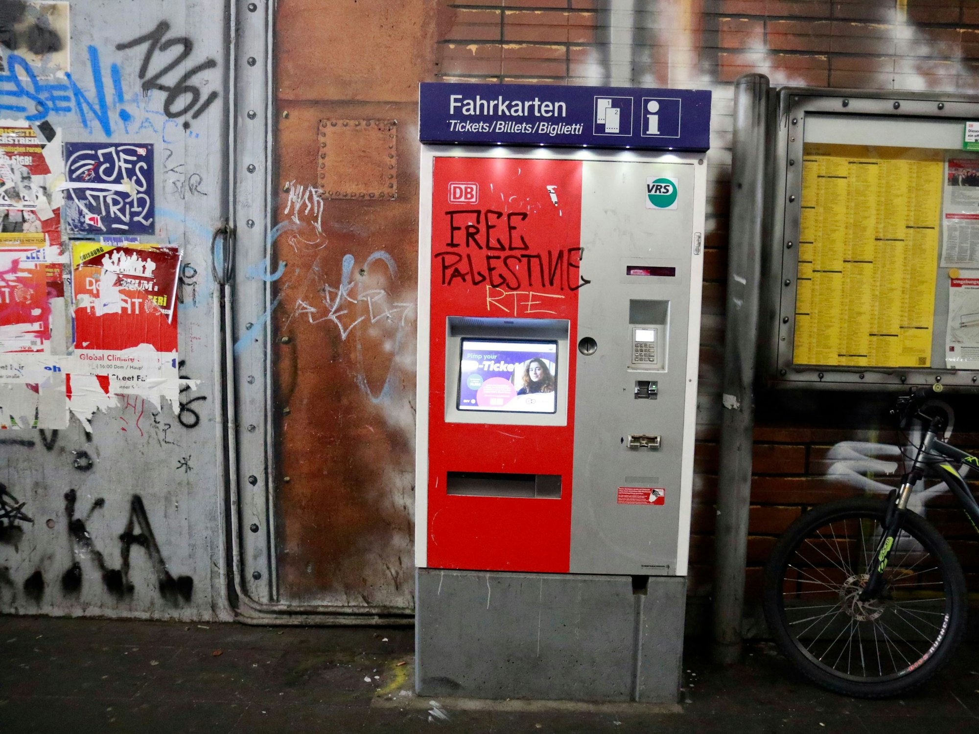 Ein vollgeschmierter Fahrkartenautomat im Bahnhof Köln-Ehrenfeld.
