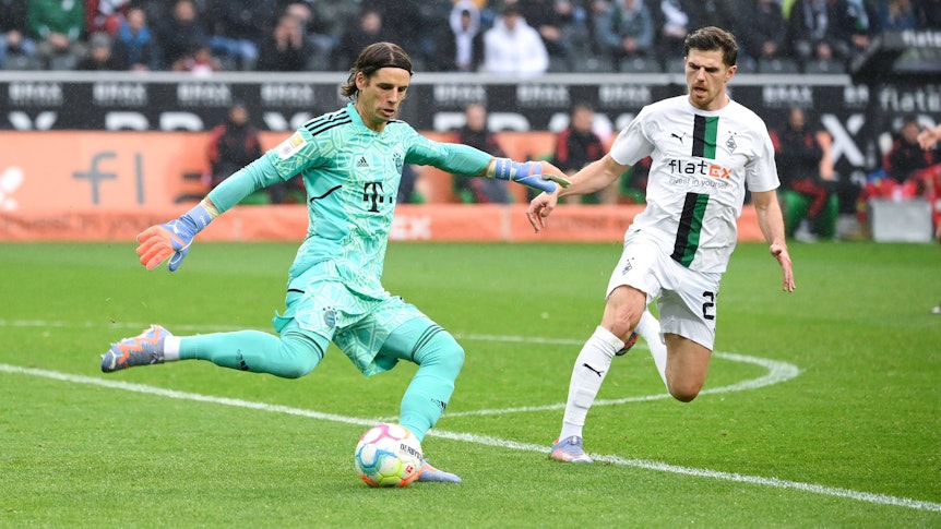 Yann Sommer klärt als Bayern-Torwart einen Ball vor Jonas Hofmann im Gladbach-Trikot.