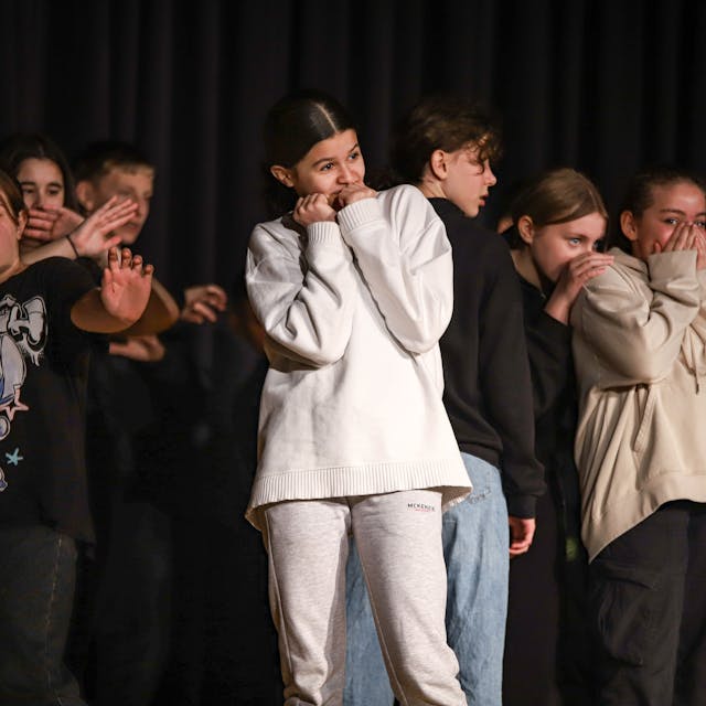 Schülerinnen und Schüler der siebten Klassen der Käthe-Kollwitz-Gesamtschule proben für ihre Pantomime-Aufführung.