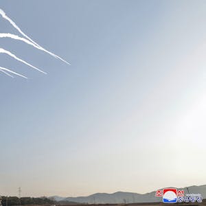 Bild zeigt Nordkoreas Führer Kim Jong Un, wie er zu einem unbestätigten Zeitpunkt die ultragroße Raketensalven-Abschussübung der Artillerieeinheit der Westregion beobachtet Standort in Nordkorea.