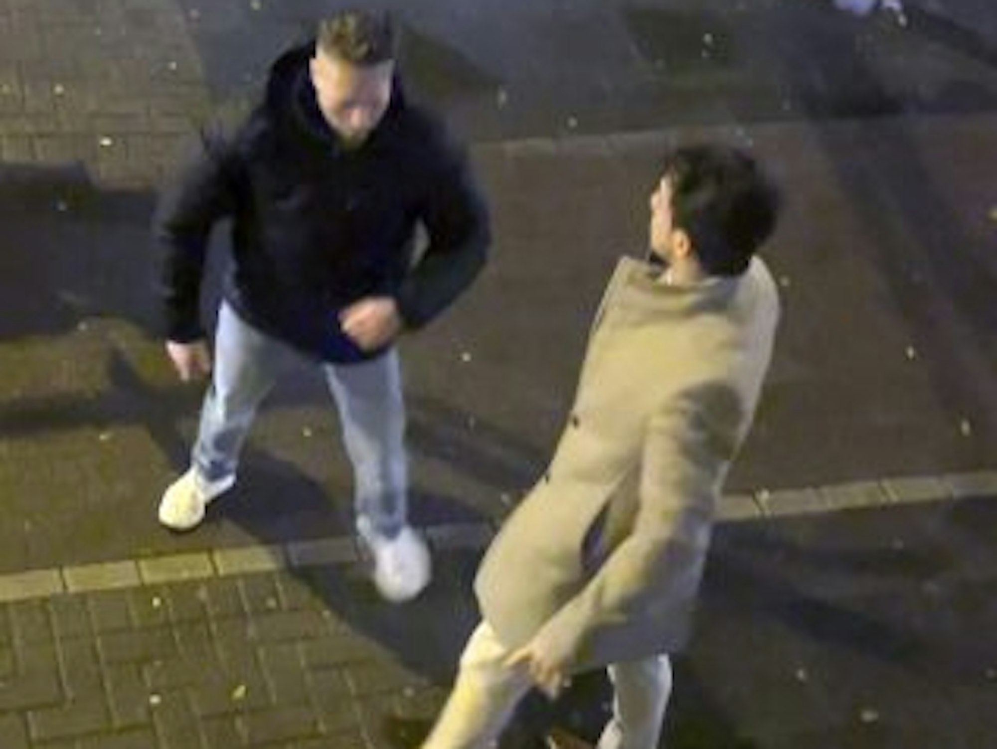 Die Kölner Polizei sucht diese beiden Männer. Sie sind auf dem Handyfoto zu sehen.