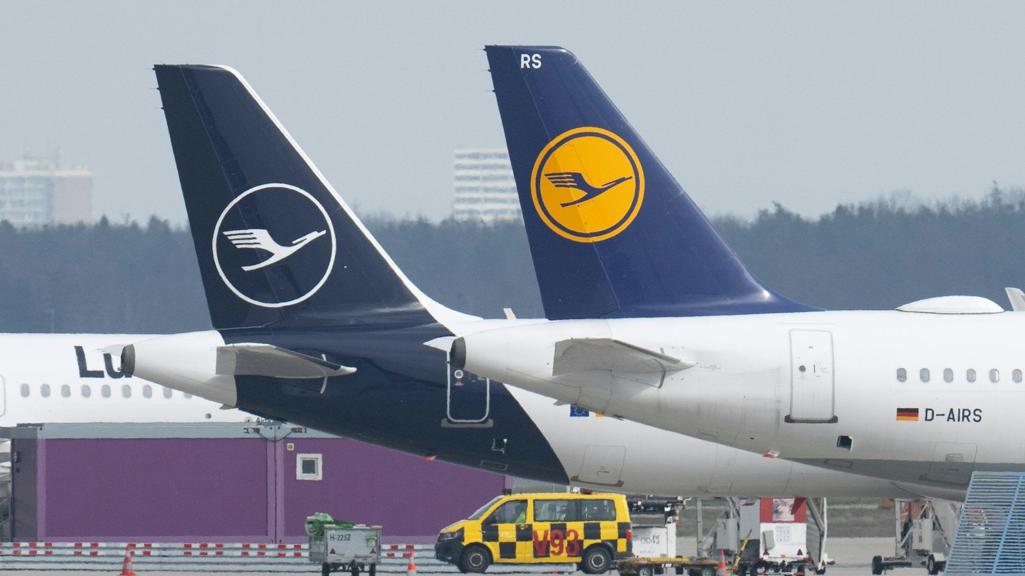 Passagiermaschinen der Lufthansa stehen auf dem Rollfeld auf dem Flughafen Frankfurt.
