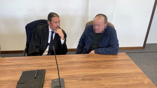 Der angeklagte Altenpfleger mit seinem Verteidiger Ingo Lindemann im Landgericht Köln