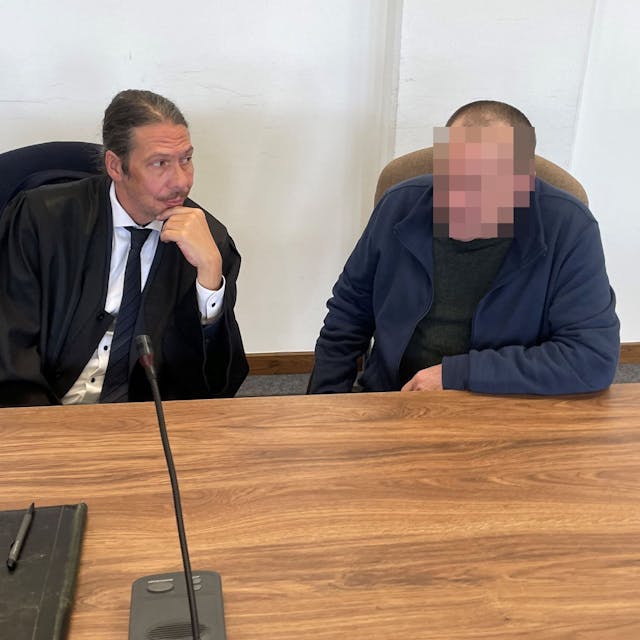 Der angeklagte Altenpfleger mit seinem Verteidiger Ingo Lindemann im Landgericht Köln