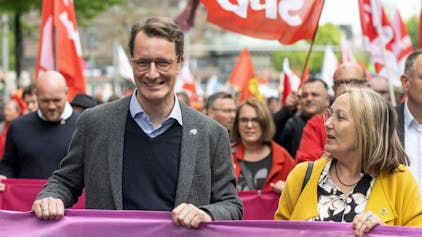 Anja Weber, Vorsitzende des DGB NRW, bei einer Maikundgebung mit Ministerpräsident Hendrik Wüst. Der DGB fordert von der Landesregierung ein neues Tariftreuegesetz.