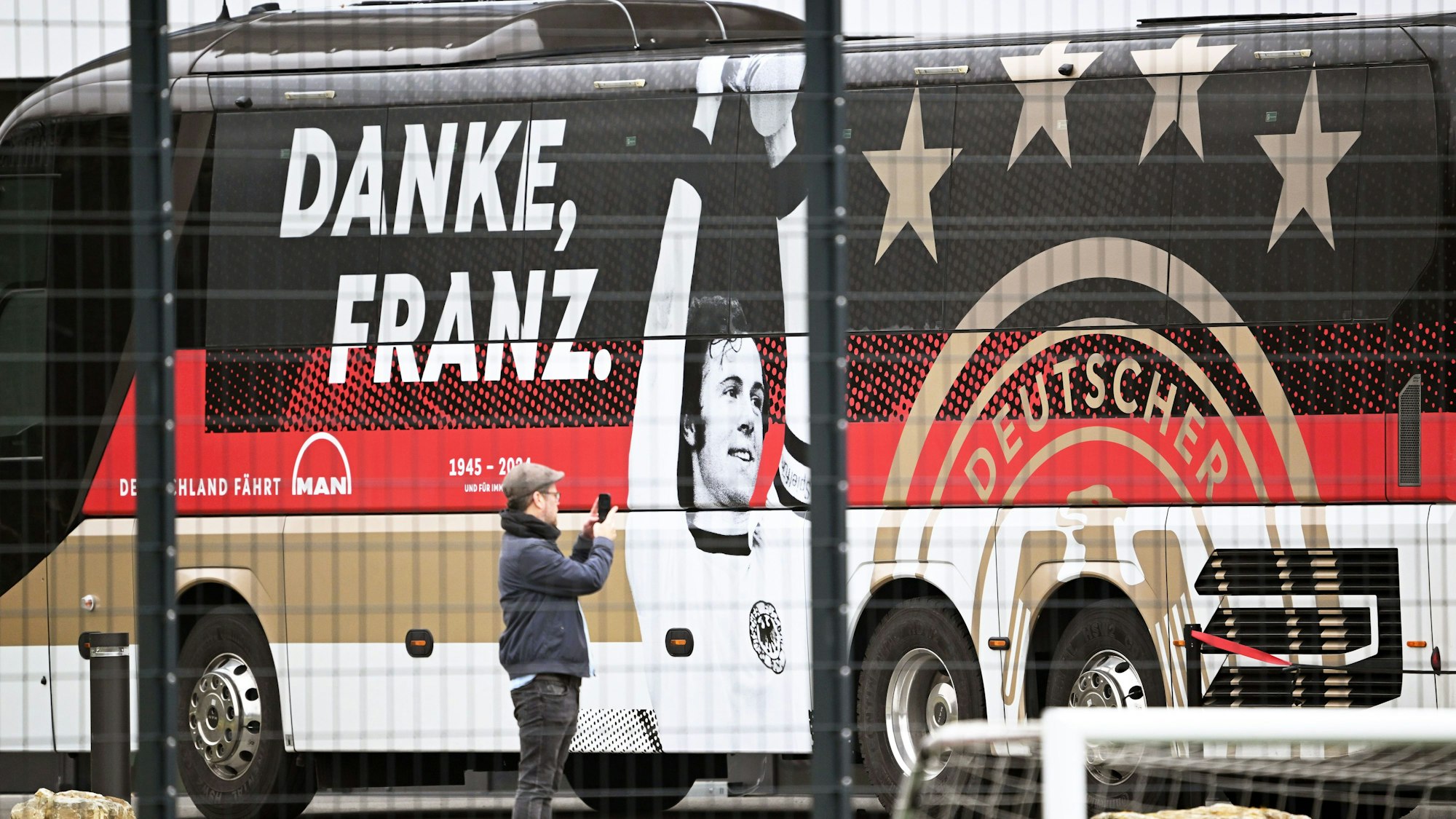 ‚Danke, Franz.‘ steht in Erinnerung an Franz Beckenbauer auf dem Teambus der Fußball-Nationalmannschaft.