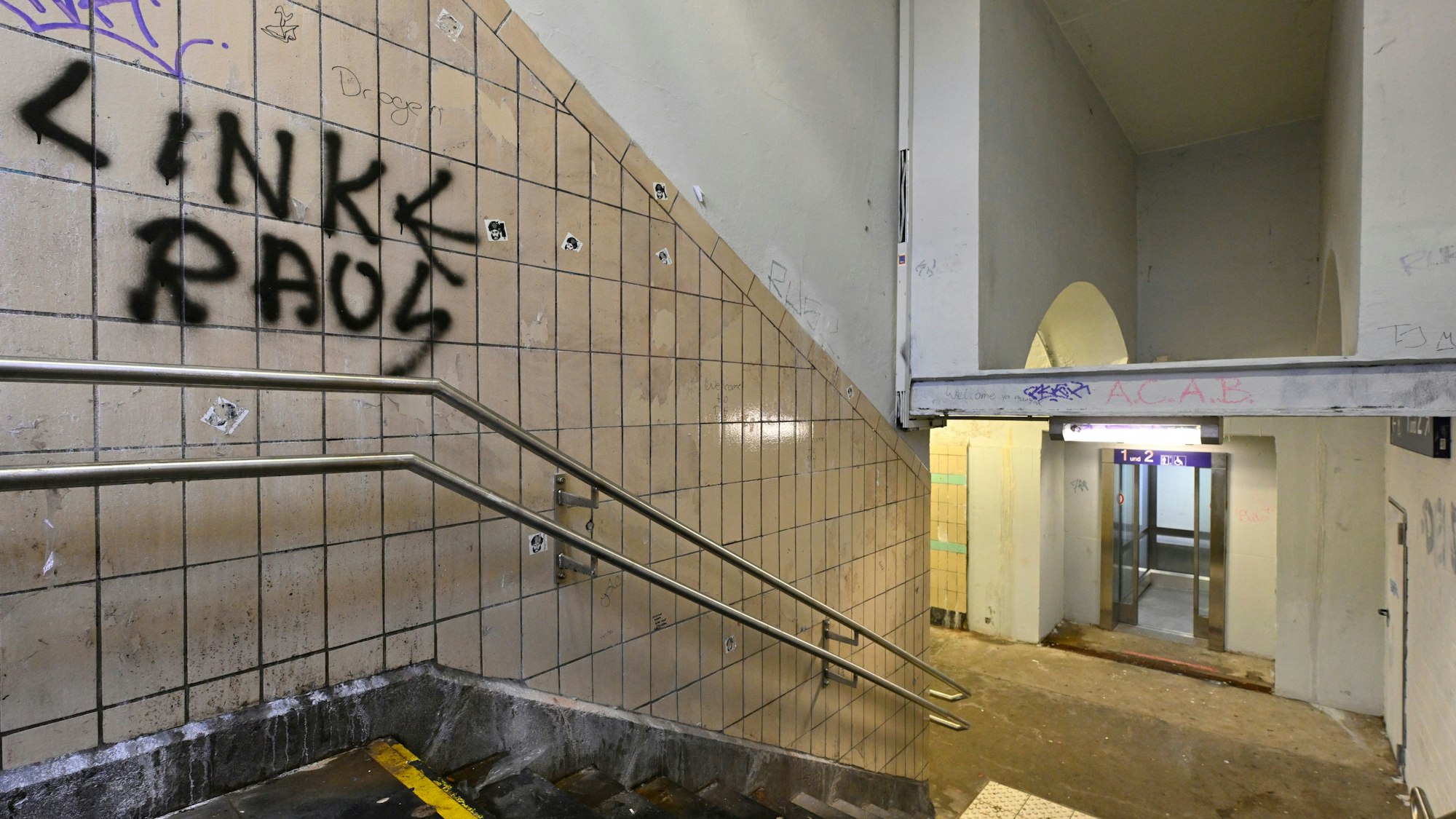 „Linke raus“wurde an eine Wand im Bahnhof Dieringhausen gesprüht.
