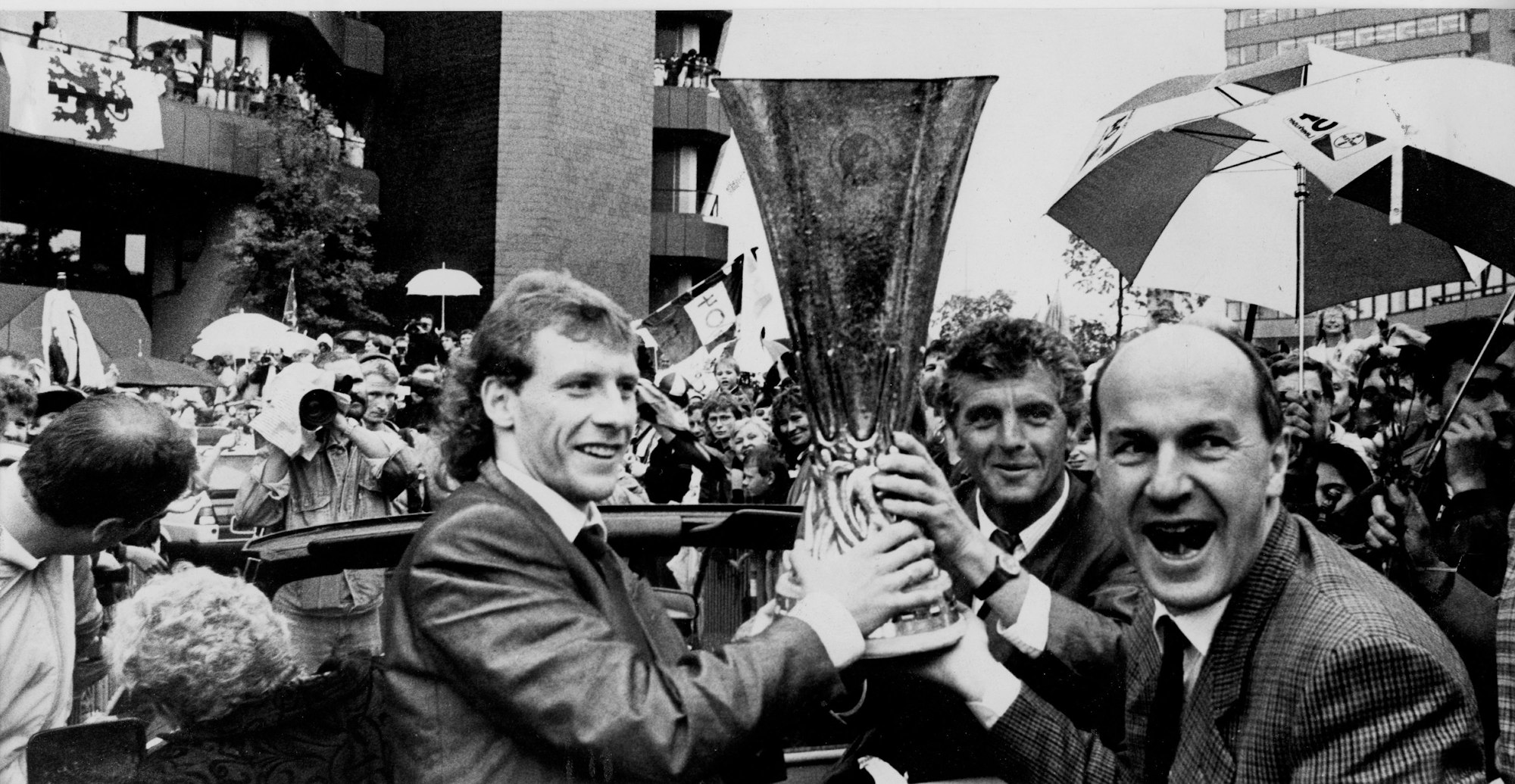 Wolfgang Rolff, Erich Ribbeck Gert-Achim Fischer in Wiesdorf vorm Rathaus: UEFA-Pokal-Siegesfeier von Bayer 04 (1988). Foto: Holger Schmitt