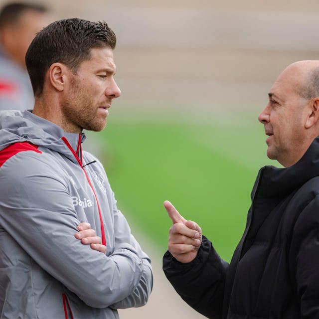 Leverkusens Trainer Xabi Alonso (l) und Fernando Carro, Vorsitzender der Geschäftsführung, unterhalten sich am Rande des Trainings.