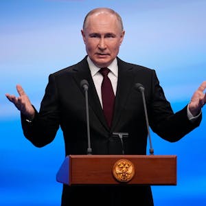 Kremlchef Wladimir Putin spricht bei einem Besuch in seiner Wahlkampfzentrale nach den manipulierten „Wahlen“ in Russland. (Archivbild)