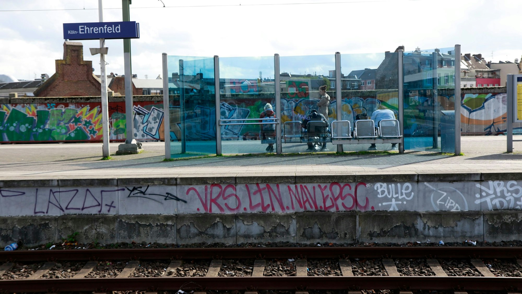 Der Bahnhof Ehrenfeld der Deutschen Bahn ist vollgeschmiert mit wilden Graffitis.