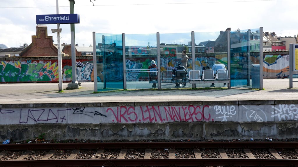 Der Bahnhof Ehrenfeld der Deutschen Bahn ist vollgeschmiert mit wilden Graffitis.