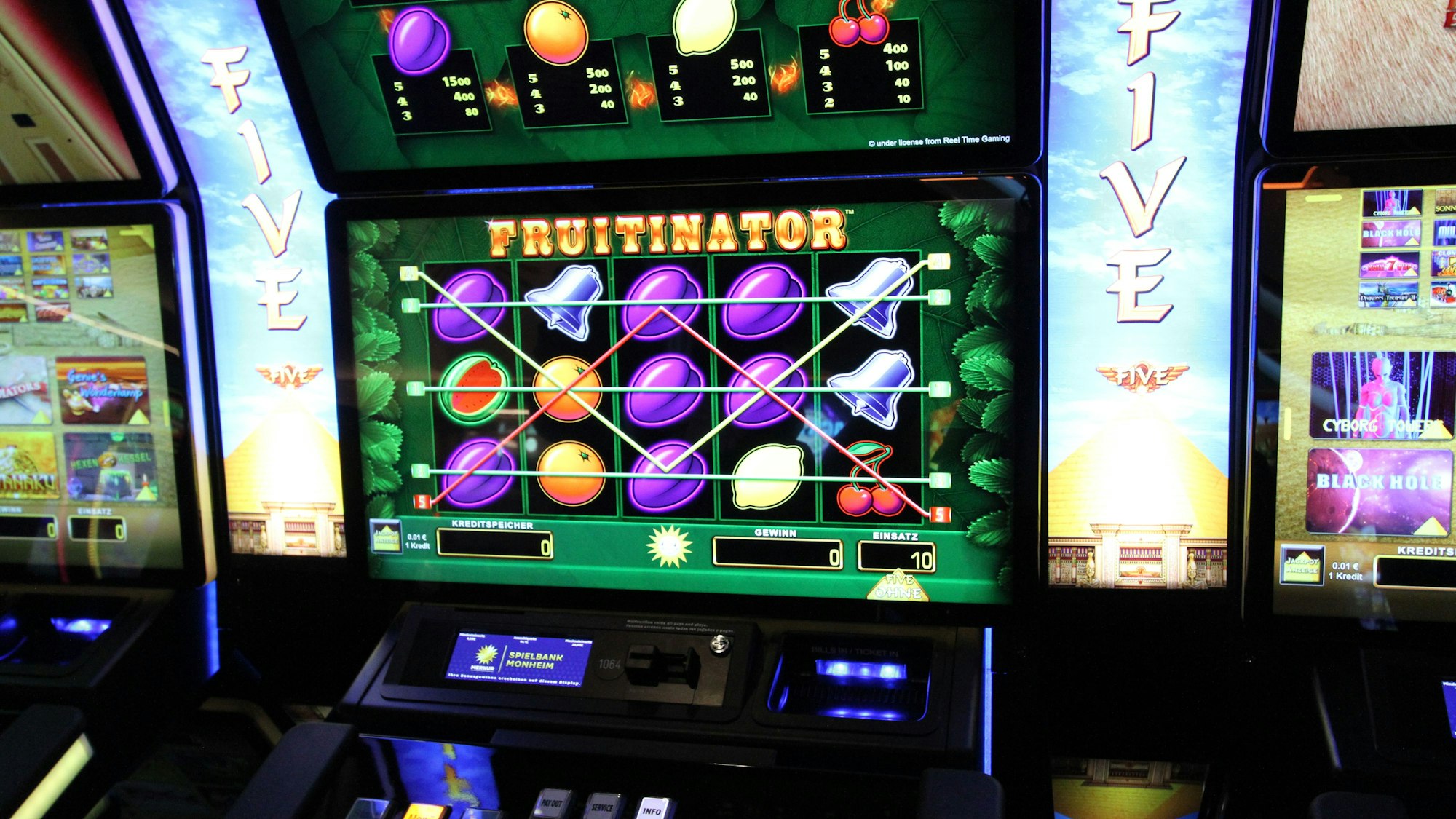 Ein Spielautomat mit farbigem Monitor.