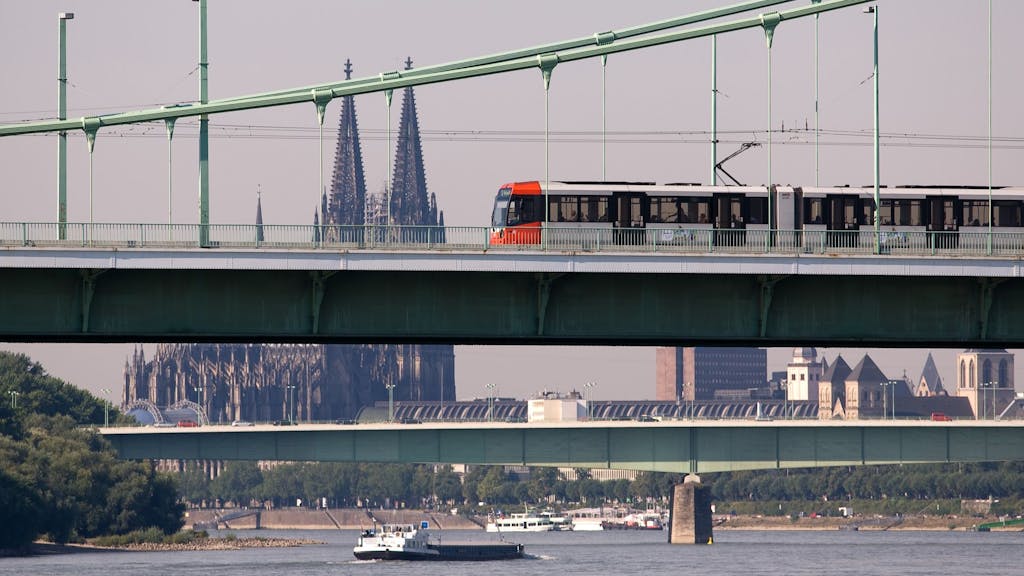 Die Stadtbahnen können die Brücke mehr als ein halbes Jahr lang nicht überqueren.