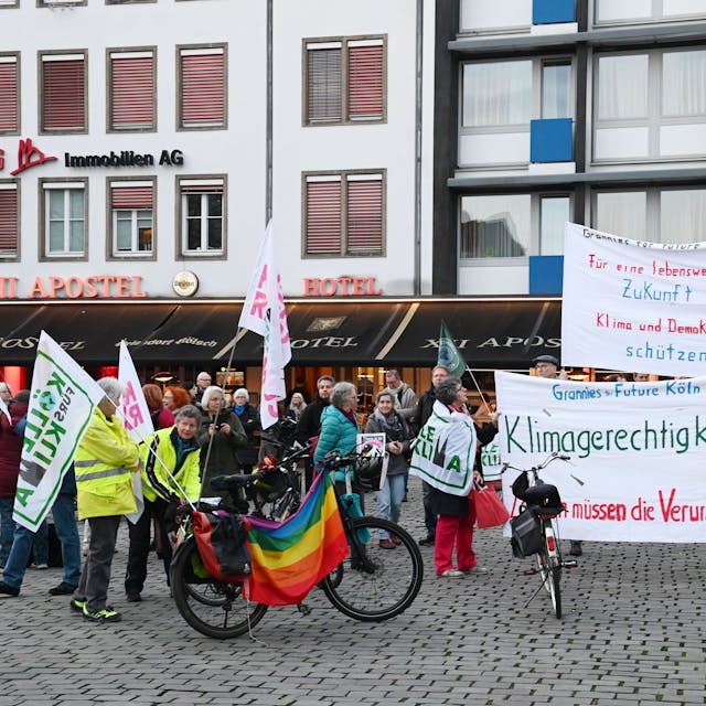 Parents for Future Köln, Grannies for Future Köln und Christians for Future Köln halten Mahnwache für Demokratie und Klimaschutz am Heumarkt.